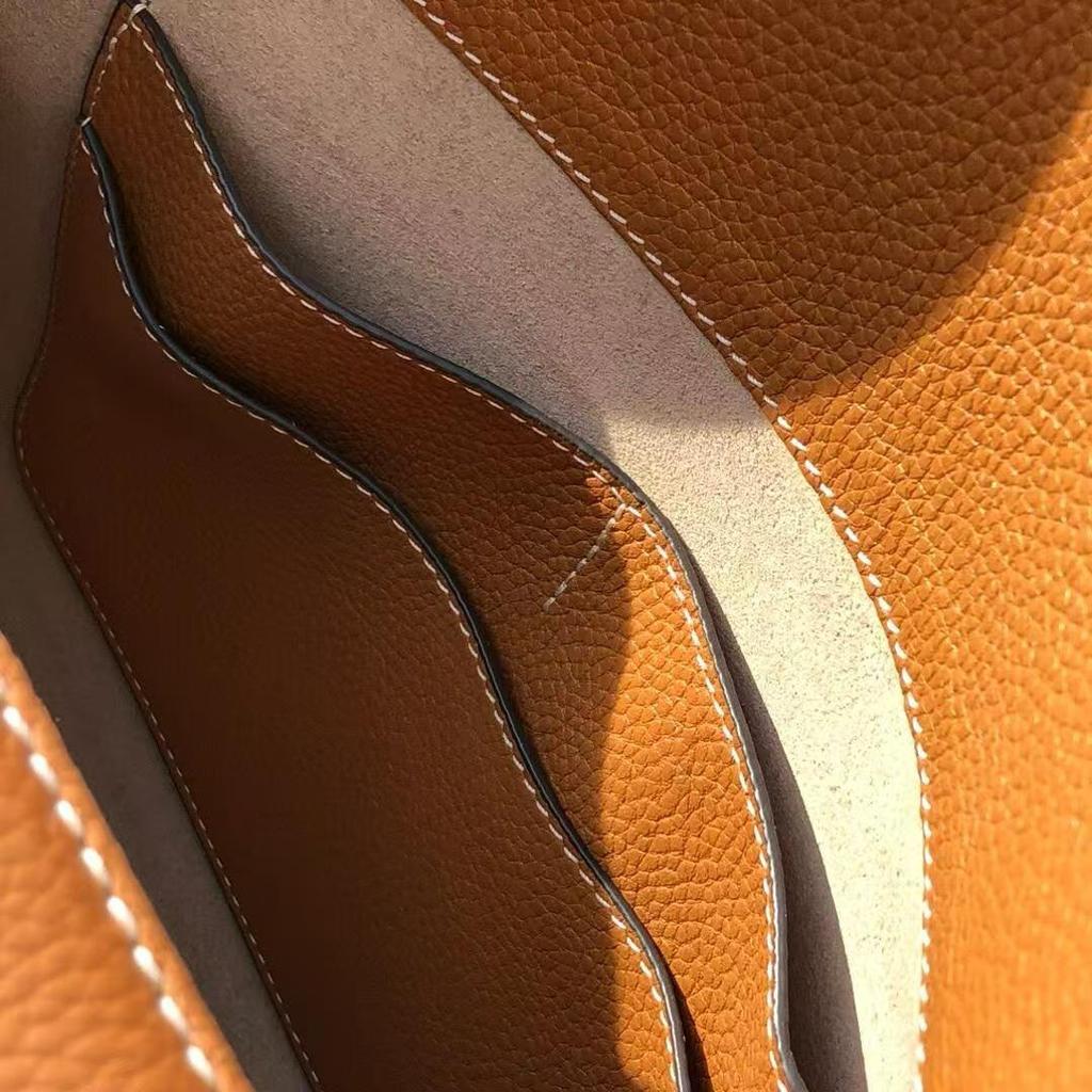 TOTEME Polštářová taška: Pravá kůže, Všestranná módní taška přes rameno, Lehký luxus, Dvouvrstvá dámská kabelka z hovězí kůže.