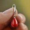 Damskie kolczyki wiszące z czerwonymi perłami