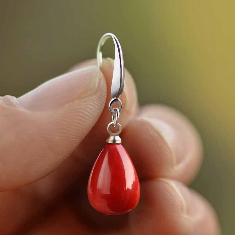 Damskie kolczyki wiszące z czerwonymi perłami