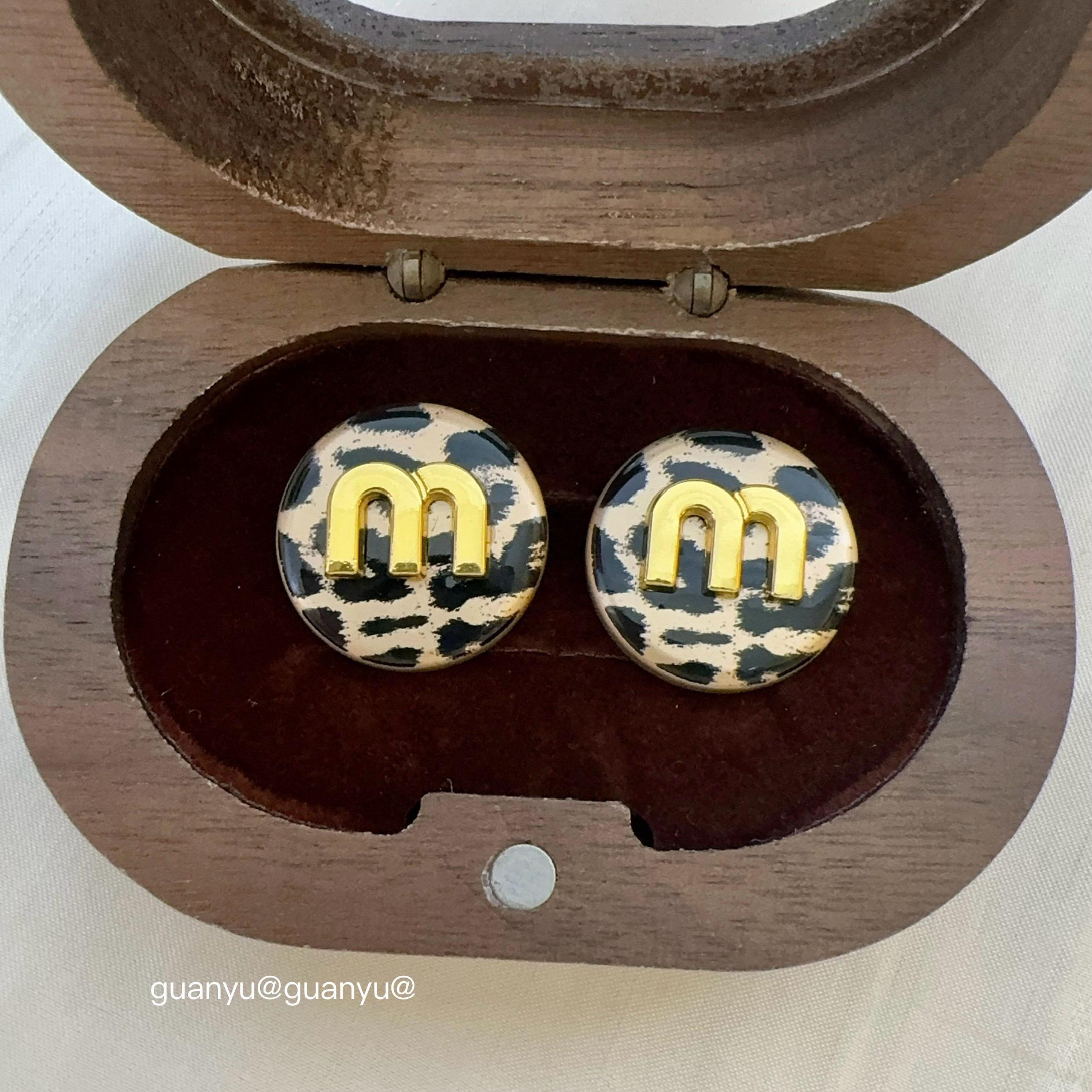 

Шикарные серьги-пусеты M с леопардовым принтом - Элегантная роскошь для женщин, Идеально подходят для осени/зимы