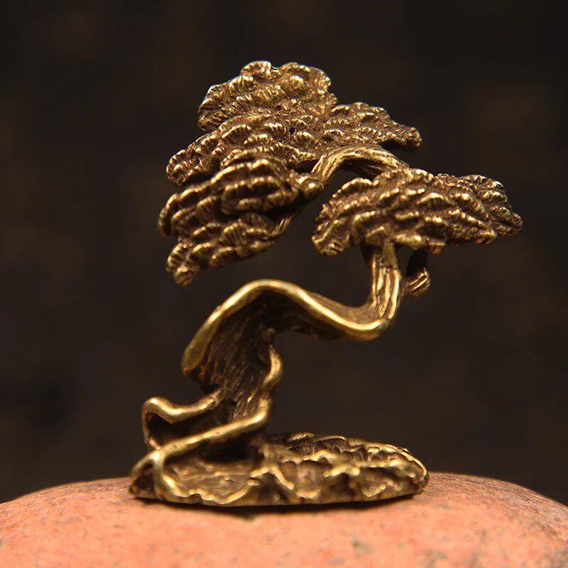 1Pc Brass Welcoming Pine Tree Tea Pet Ornaments Creative Copper Handmade Green Pine Hand Playing Crafts Wealthy Mini Desk Decors