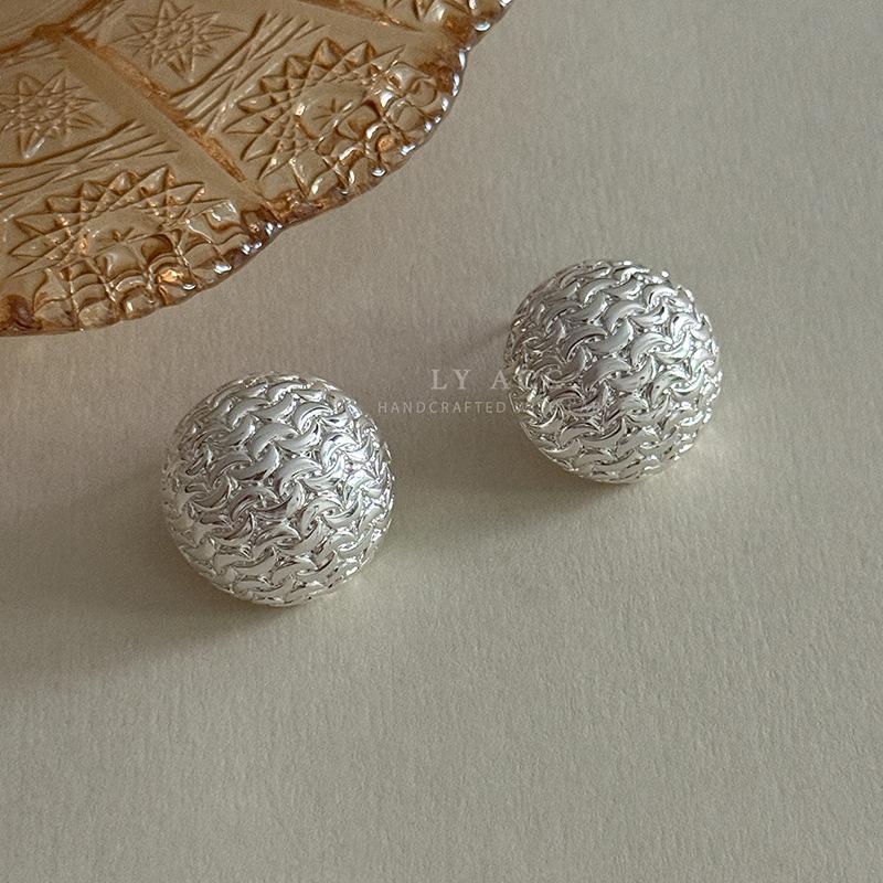 Metal round three-dimensional woven stud earrings women's light luxury fashion high-end temperament retro loose personalized earrings