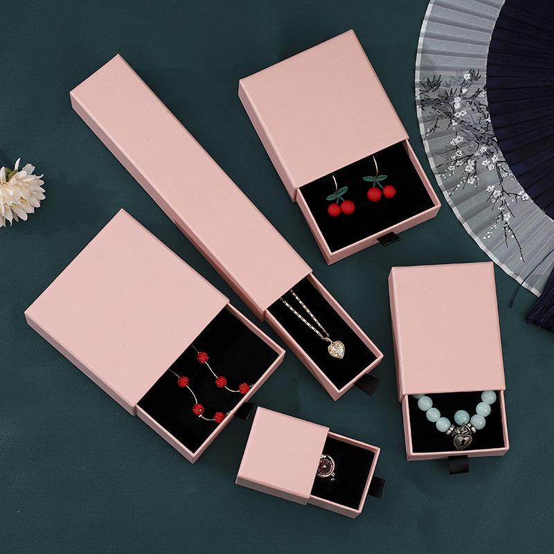 Schwarze Schmuckschatulle für Ringe, Halsketten, Ohrringe, Anhänger und Armbänder - Elegante Geschenkverpackung