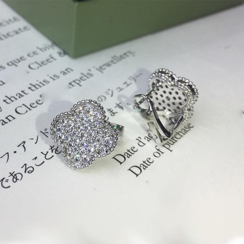 Dört Yapraklı Yonca 15mm Küpelerin Yüksek Versiyonu Kulak Vuruşları Kadın 18k Işık Lüks Ins Tasarım Moda Çok Yönlü Küpeler