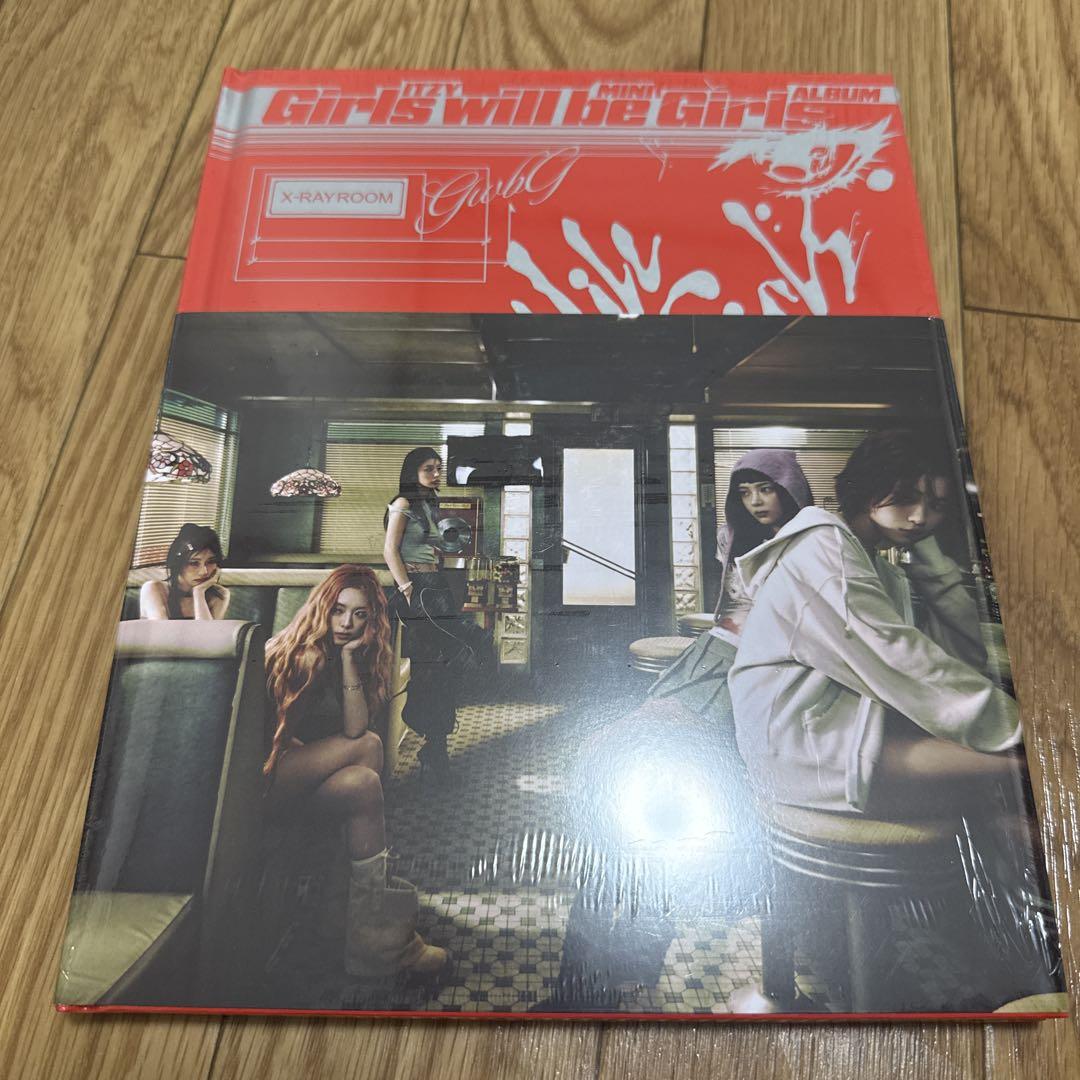 

[USED] ITZY GWBG Album + Choose 2 Trading Cards