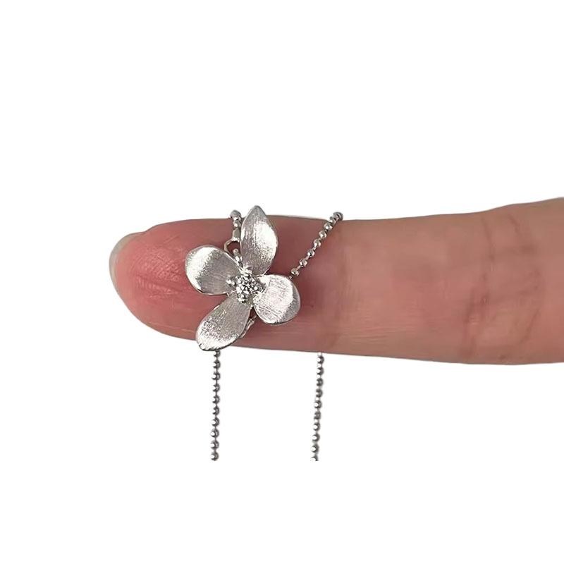 Silber 925 Kunst unregelmäßig gebürsteter Blumenanhänger Halskette für Damen exquisite und hochwertige Halskette Party Schmuck