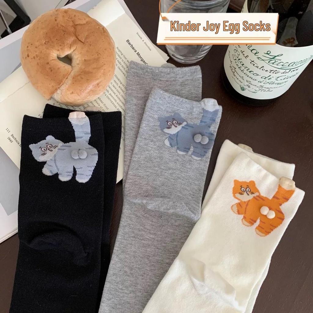 Niedliche 3D Cartoon Kätzchen Socken: Damen Sommer Mid-Calf Socken mit kleinem Kugeldesign und lustigem Eier-Muster.
