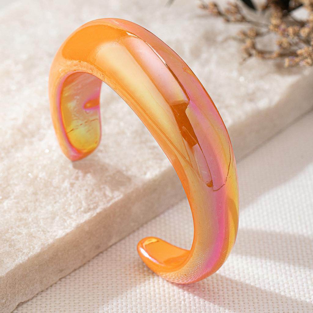 Modisches, rundes, offenes Armband in Bonbonfarbe