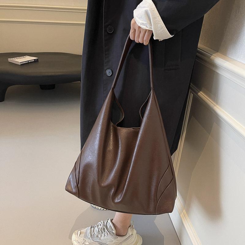 Simple and fashionable underarm bag women's new autumn and winter commuting large-capacity tote bag casual pleated women's bag