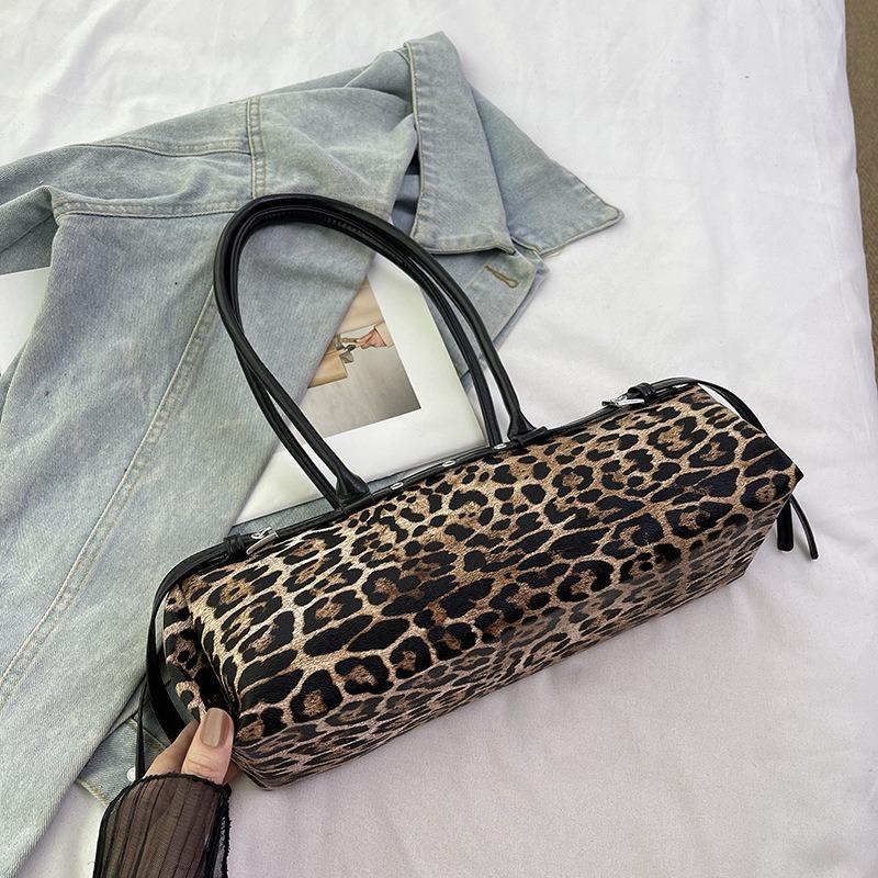 

Средневековая сумка под мышкой женская новая осень и зима нишевая сумка для боулинга на одно плечо для поездок на работу сумка-багет