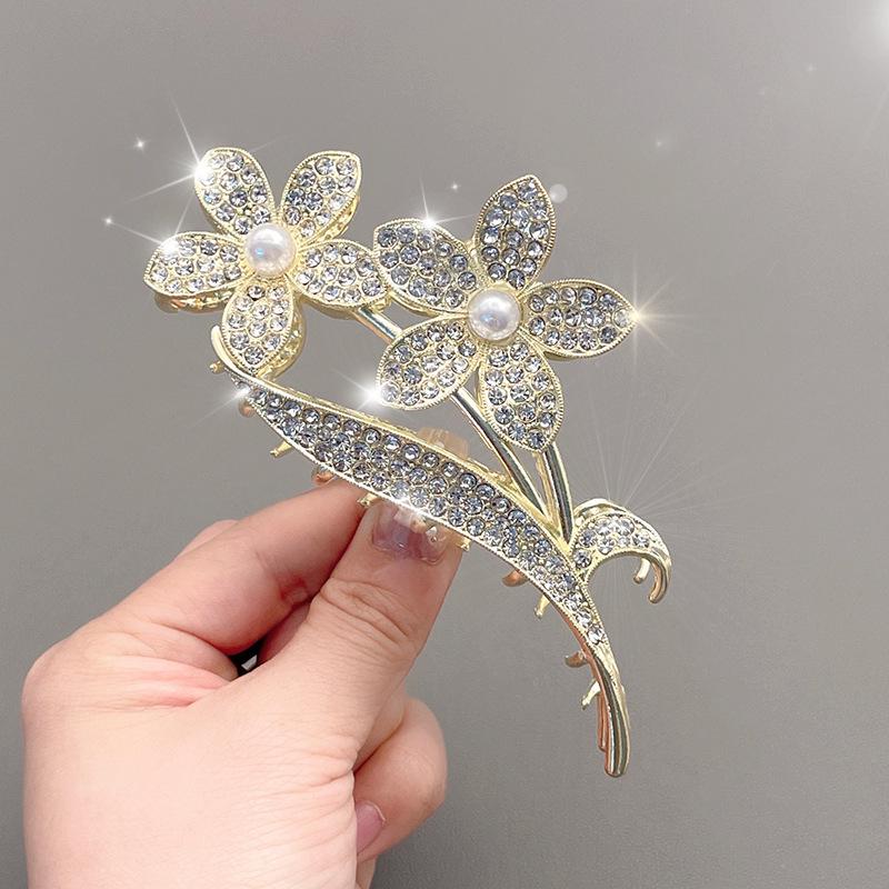 

Заколка для волос «Акула» с жемчугом и стразами «Лилия долины»