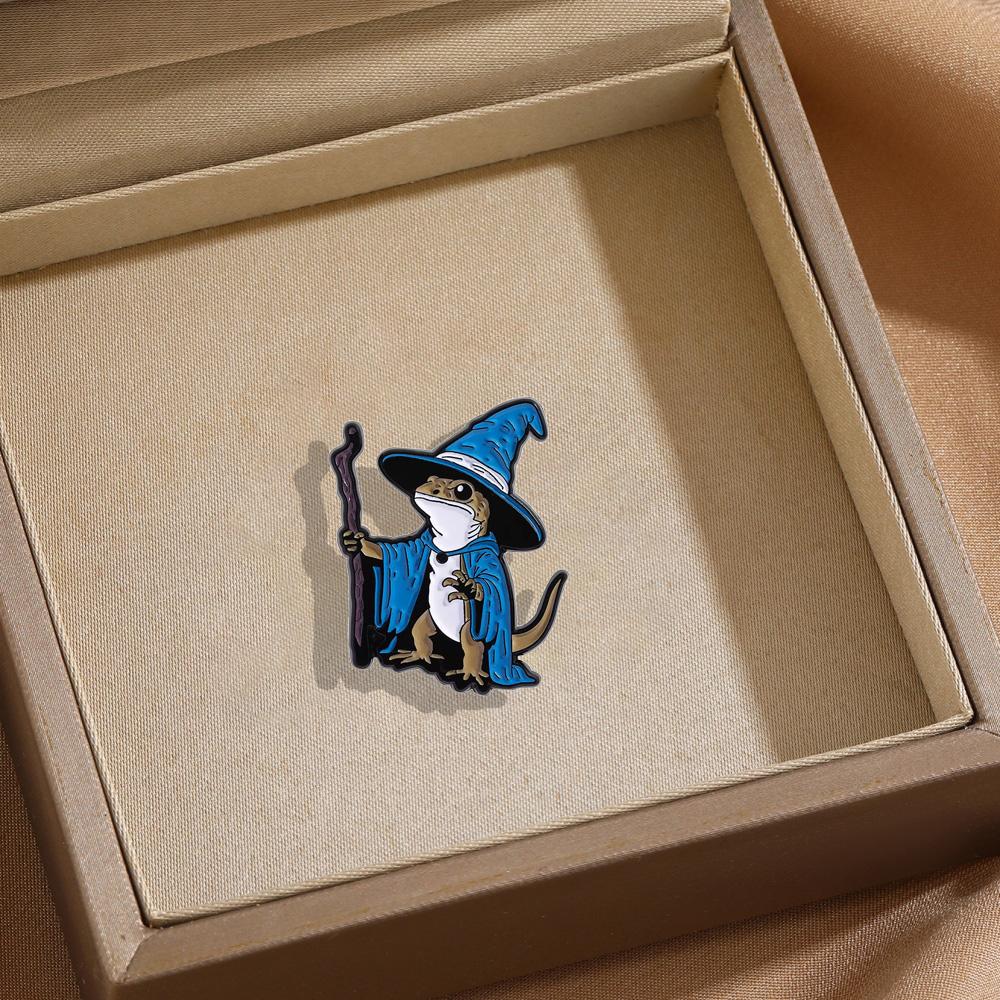 

Lizard Magician Brooch Universal Cartoon Animal Metal Badge Trendy Versatile Clothes Backpack Scarf Accessories Brooches синій