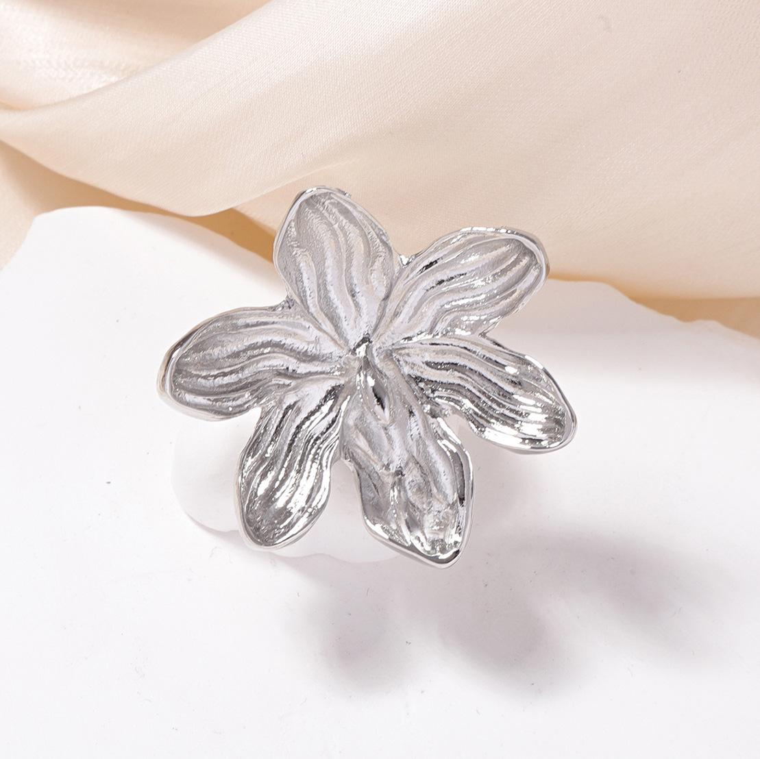 

A unique, retro, simple and fashionable, cold style alloy flower loot-mouth ring, versatile for daily use
