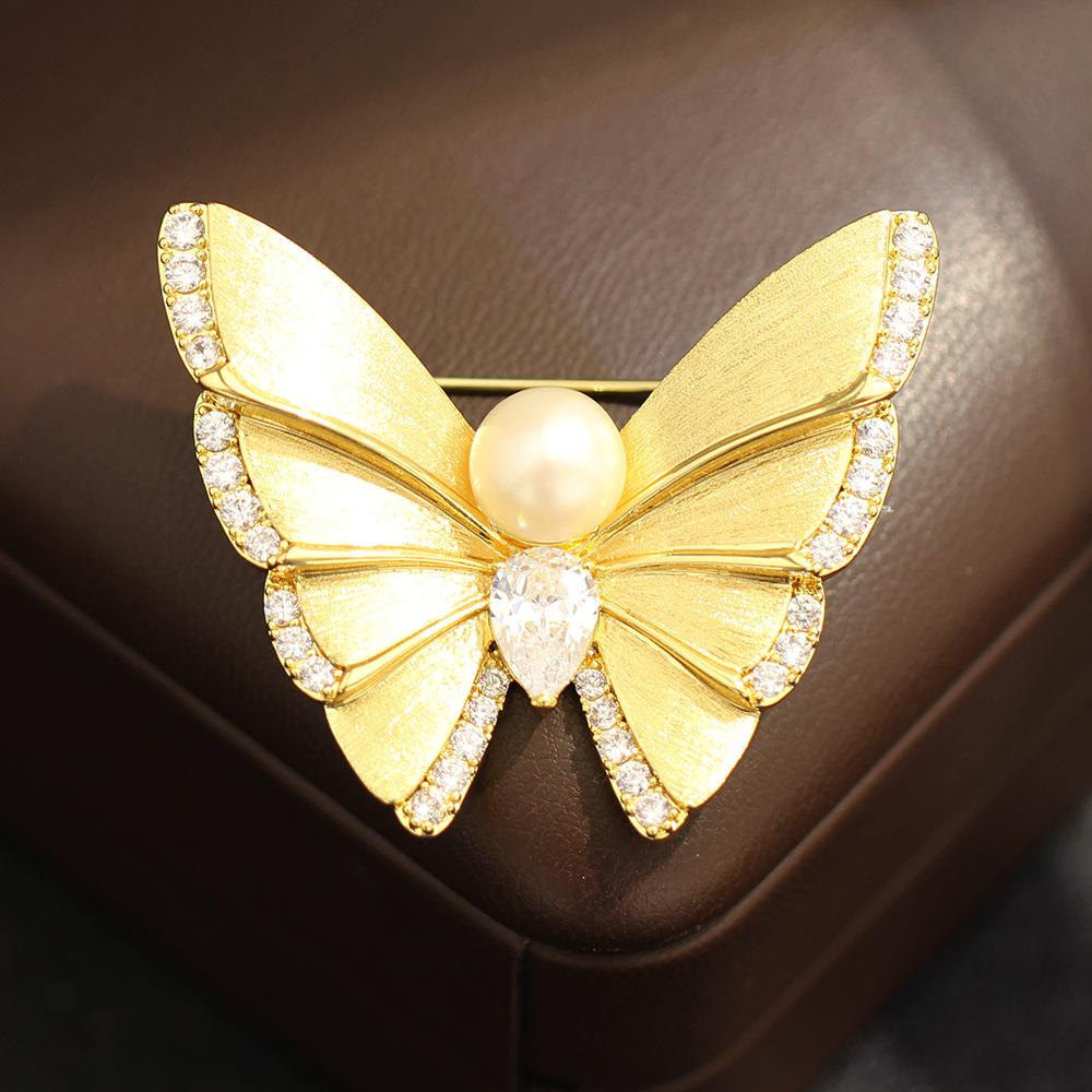 New high-end golden brushed matte butterfly brooch exquisite stone-encrusted natural freshwater pearl insect pin female