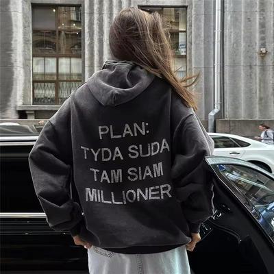 Modna damska bluza z kapturem i obniżonymi ramionami na wiosnę i jesień