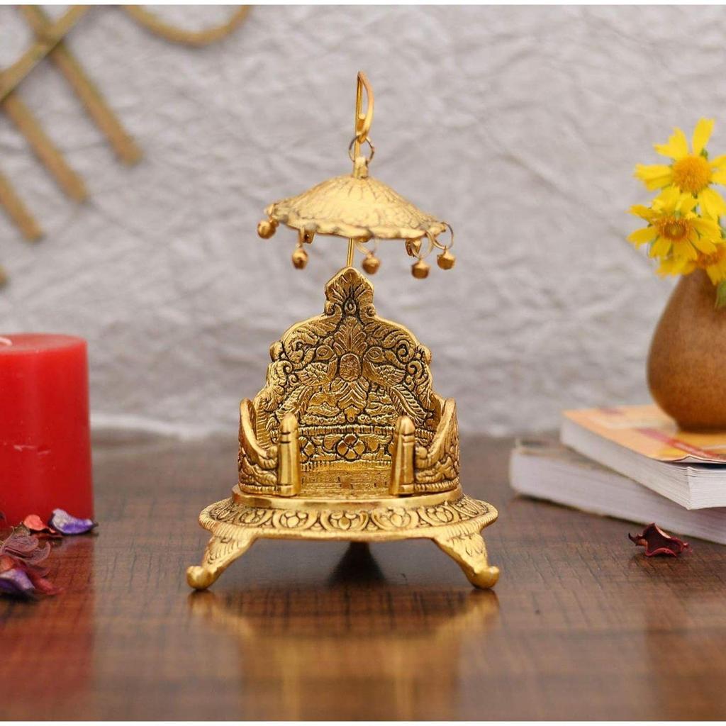 Kovový Singhasan Oválného Tvaru pro Ganešu Krišnu Božské Idoly - Pozlacená Ladoo Gopal Pooja Chowki pro Chrám Mandir Puja Dekorační Předměty k Idolu