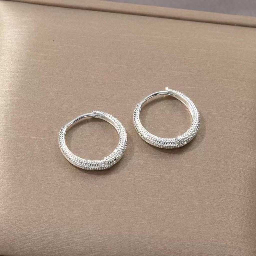 Modische funkelnde Ohrringe mit glitzernder Sandverarbeitung – Vielseitige und stilvolle Ohrclips.