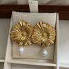 Niche Design Daisy Stud Earrings Women'S Retro Irregular Light Luxury Flower Pearl Pendant Earrings Ear Jewelry