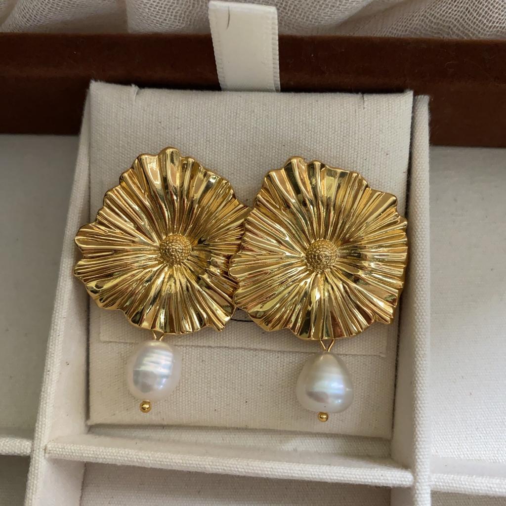 Niche Design Daisy Stud Earrings Women'S Retro Irregular Light Luxury Flower Pearl Pendant Earrings Ear Jewelry