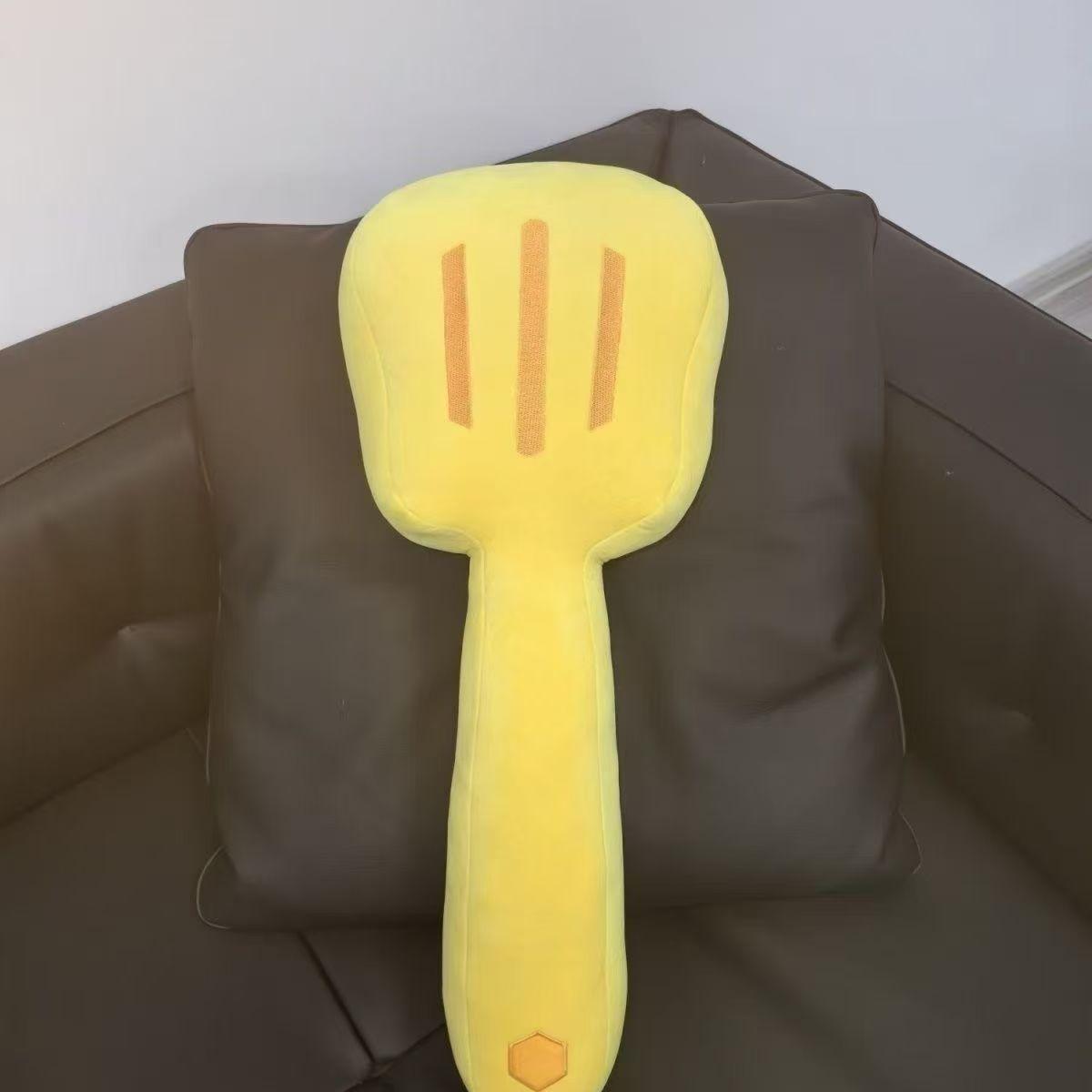 

Give boyfriend a golden shovel plush toy, a gold shovel throw pillow, a large plush birthday gift, and a special-shaped throw pillow toy. 45cm