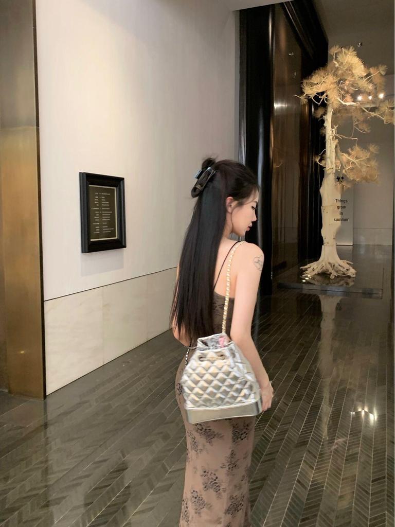 Schickes französisches Camisole-Kleid mit schwarzem Print: Elegantes, taillenförmiges Design für einen schlankmachenden, raffinierten Look.