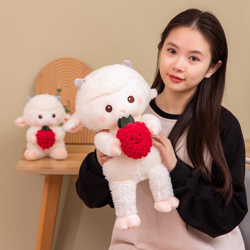 Søt søt holder jordbær lammedukke plysjleketøy lammedukke jente selskap beroligende dukke