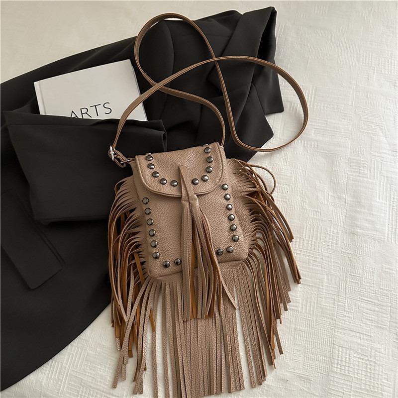 

New tassel bag retro personalized rivet shoulder messenger bag versatile small bag women s shoulder bag хаки