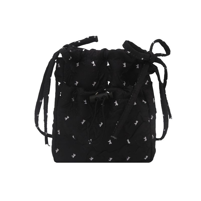 

Underarm women s bag 2 summer new fashion trend niche versatile texture commuter shoulder bag чёрный
