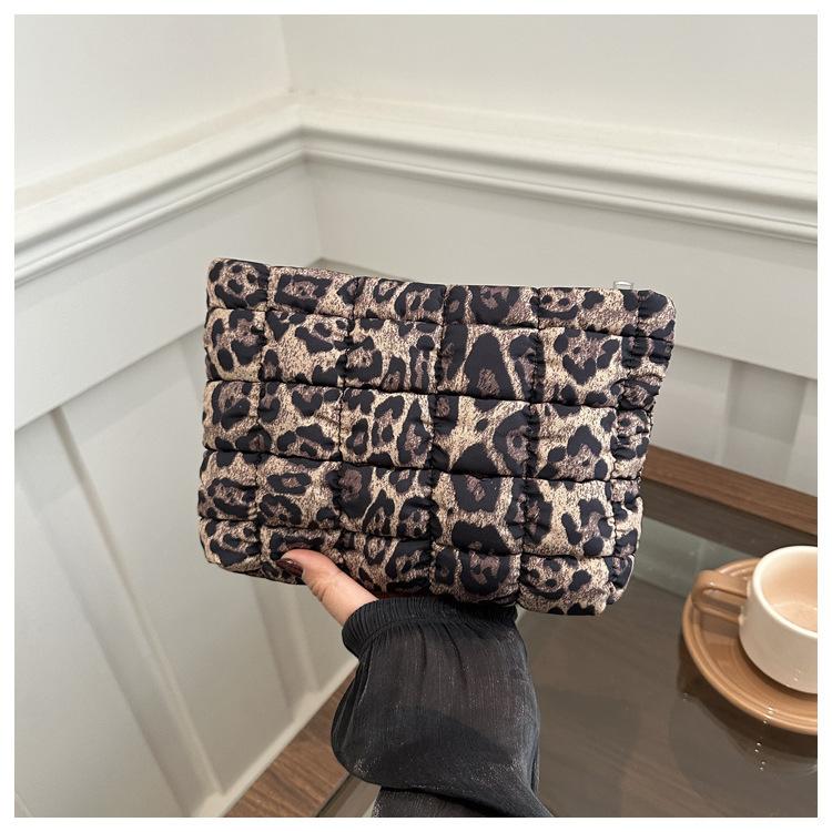 

Women s handbag 2025 new clutch bag European and American fashion leopard print simple clutch bag women s envelope bag women s bag коричневый