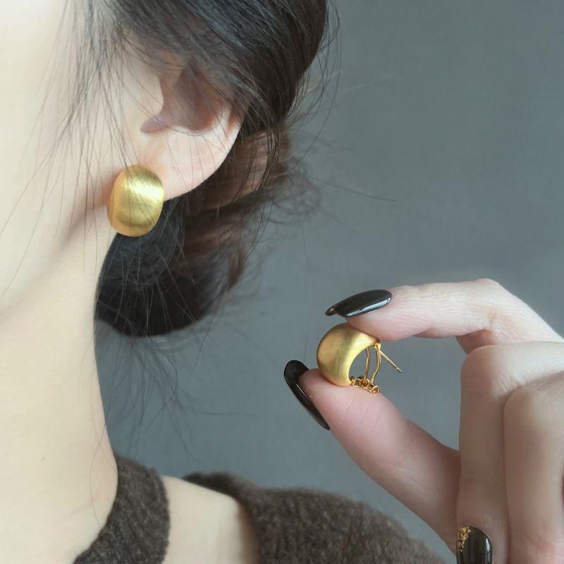 

Серьги-полукольца из серебра 925 пробы с золотым напылением и матовой отделкой для женщин, новинка 2025 года, горячая распродажа, модные изысканные серьги в диком стиле Gold brushed semicircle earrings