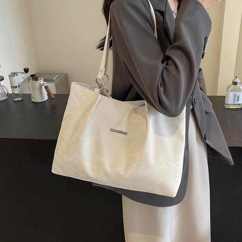 Stylish Casual Unique Big Capacity Tote Bag For Women 2024 New Trendy Street Style Commuter Handbag