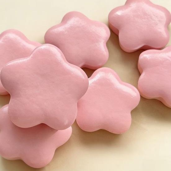 Slow-Rising Toy Plum Blossom Cookie Squeeze Toy Soft PU Fidget for Stress Relief Wet Sticky Texture Portable Decompression Gadget for Kids Adults