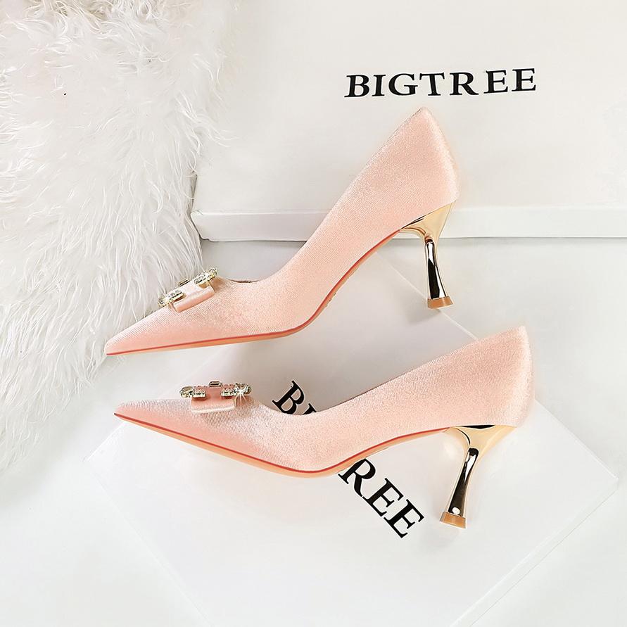 Bankett for kvinner med høye hæler semsket skinnoverflate med grunt munn, spiss metall perle rhinestone spenne enkeltsko