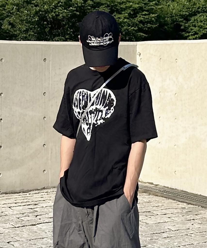 KNITTED Vintage Heart T-Shirt Black-White