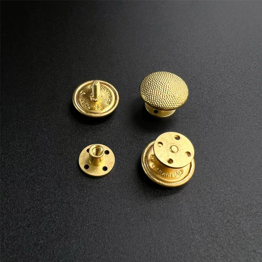 Metal düğme aksesuarları, Alman havyarı, spiral apoletler, Sovyet düğmeleri, İngiliz Deniz çapası şapka kayışı tokaları