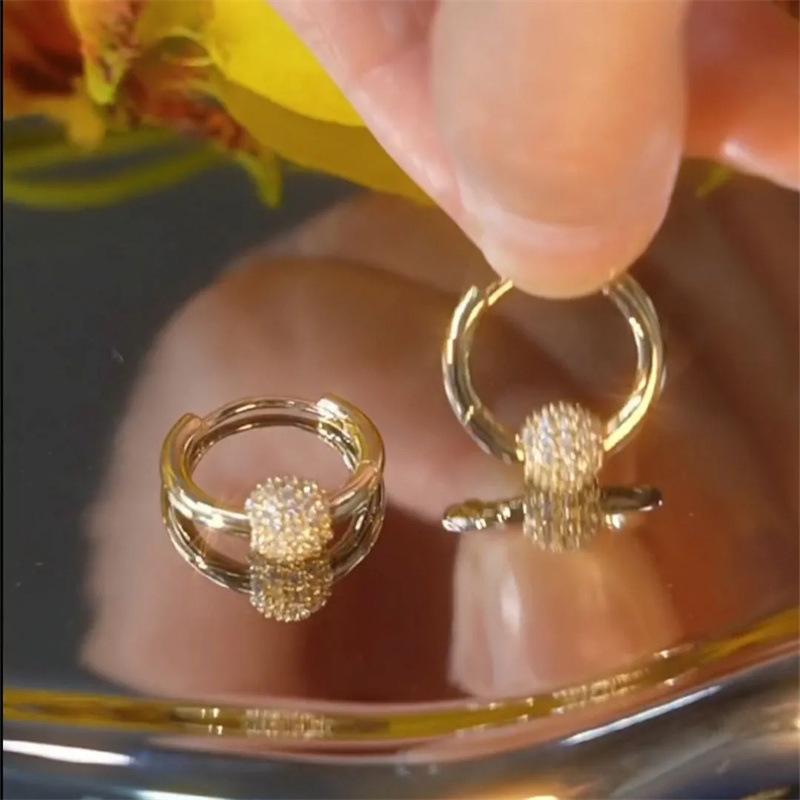 

New light luxury exquisite diamond ball ear buckle earrings women s temperament earrings retro earrings золотой