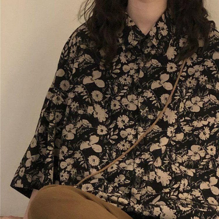 Women's Short-sleeved and Half-sleeved Shirt Top with A Sense of Design In Summer In Retro Hong Kong Style with Floral Patterns