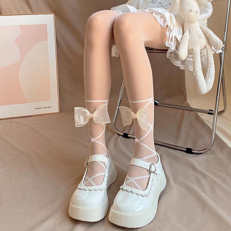 

Элегантно спроектированные белые колготки с бантом на бретельках на икрах - сексуальные, прозрачные чулки в стиле JK