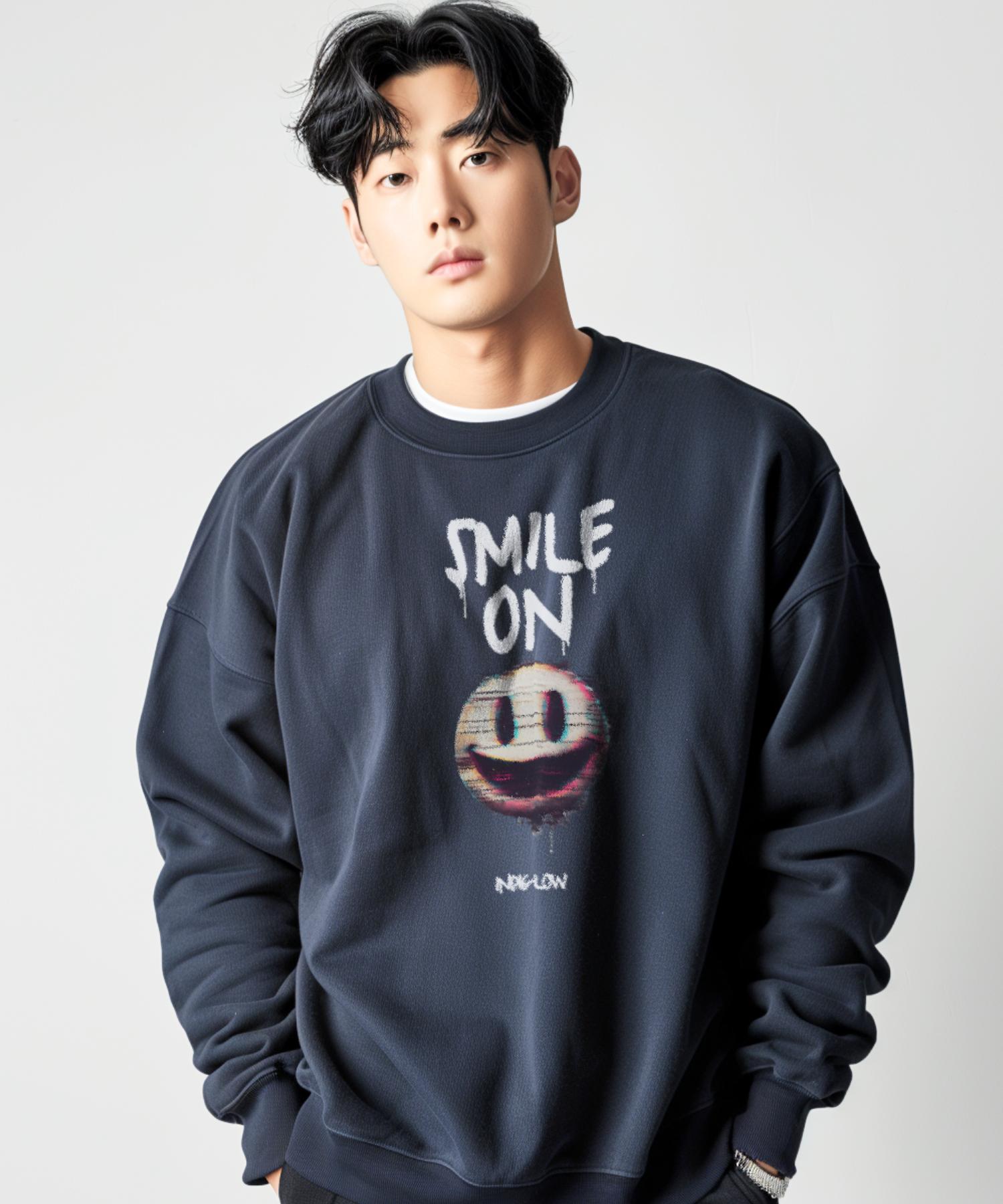 Свитшот с графическим принтом персонажа Indi Glow Smile On Navy/Xxl