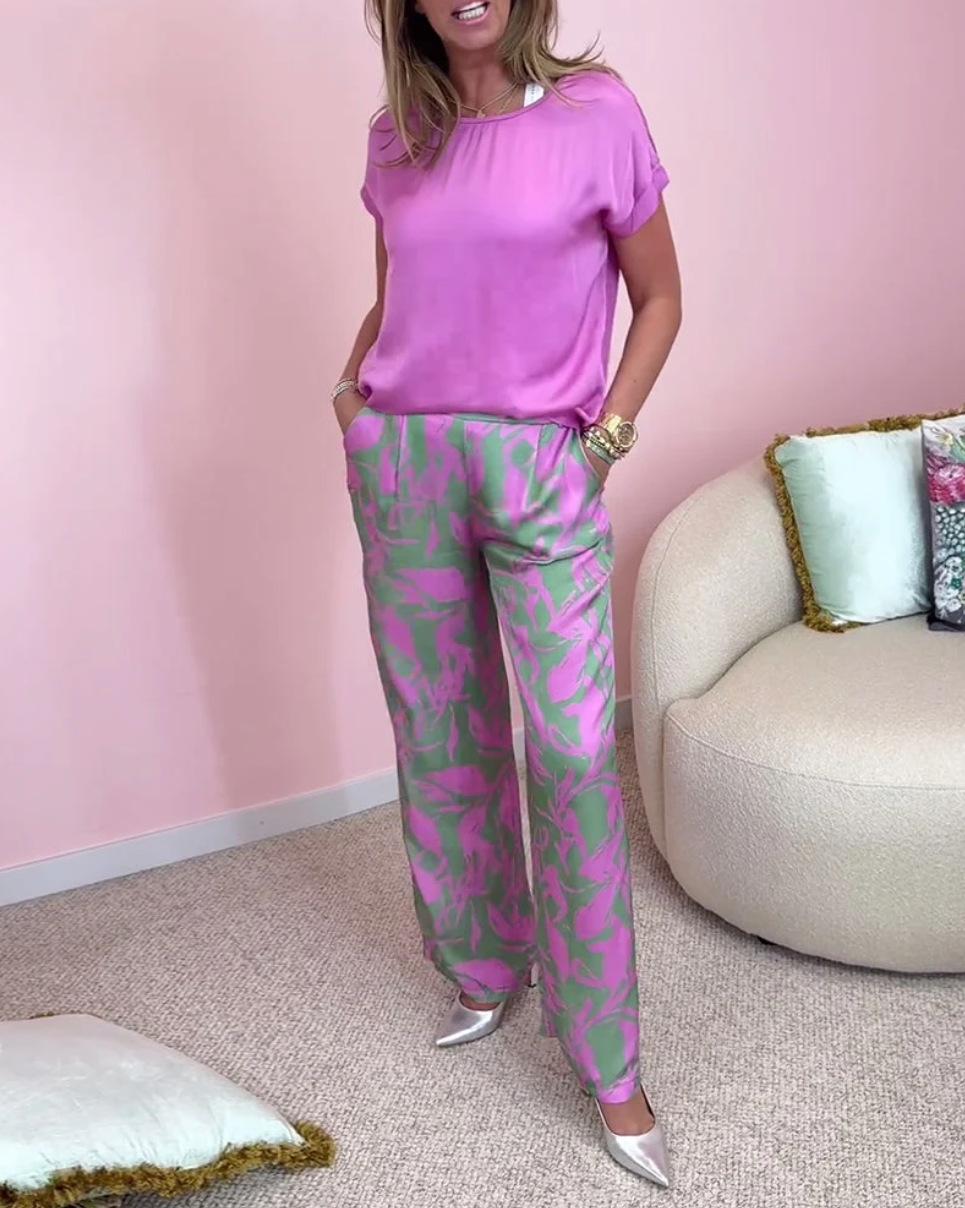 

Женский фиолетовый топ с коротким рукавом и комплект широких брюк с принтом, с серебристыми каблуками 5XL