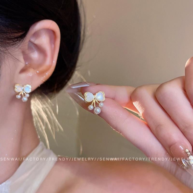 Sweet temperament opal butterfly stud earrings female small fresh super fairy pearl earrings Internet celebrity ears