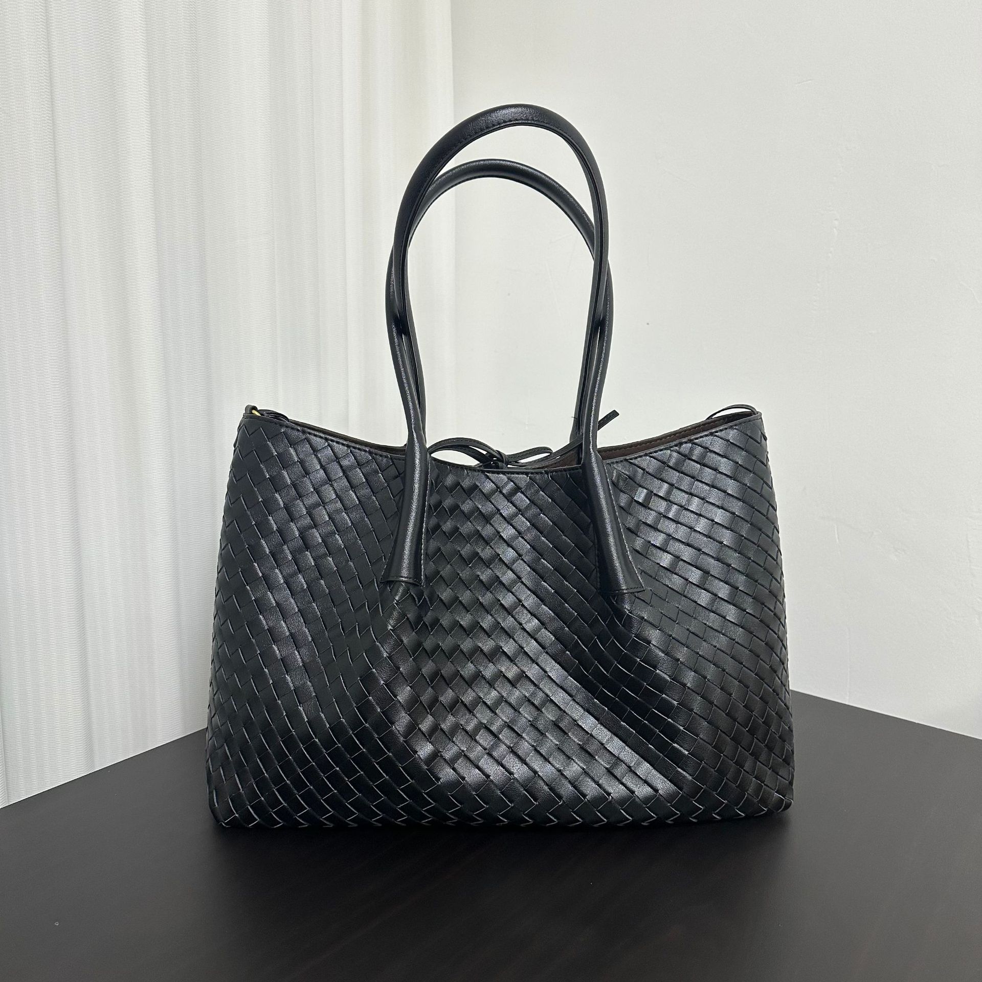 

2025 spring and summer new woven portable shoulder portable tote bag large bag mommy bag travel bag women s bag source small size 24*16*12cm чёрный