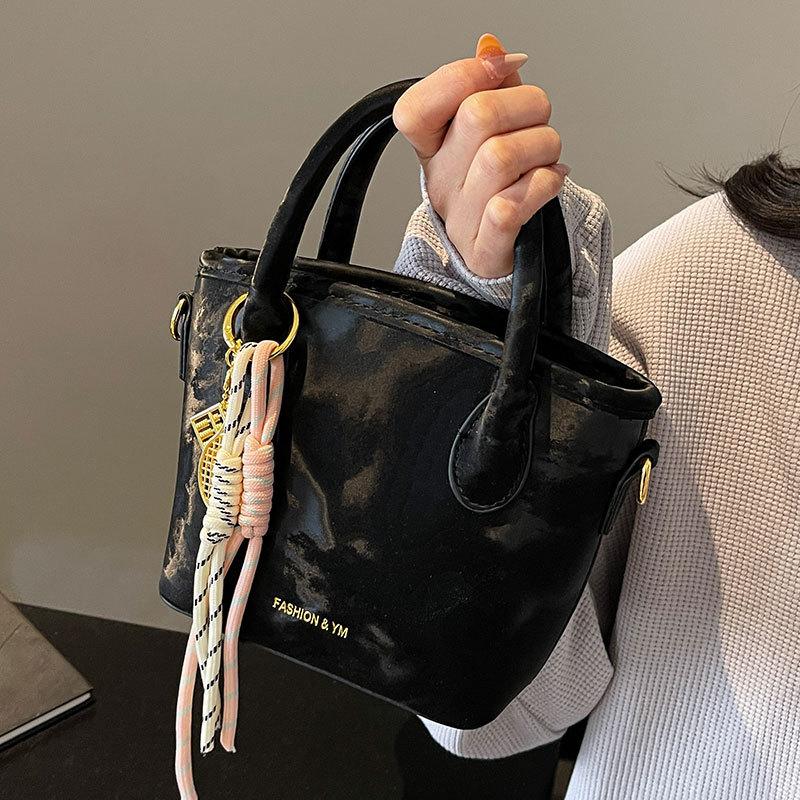 Spring Hot Sale Niche Design Premium Texture Portable Bucket Bag Korean Version Casual Commuting Foreign Style Messenger Women's Bag