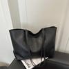 Retro high-end large-capacity bag tote bag, new simple commuter bag, fashionable single shoulder armpit bag.
