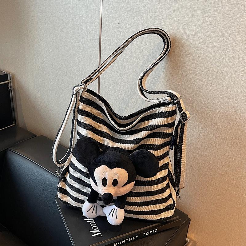 

Наружная одинарная полосатая большая сумка для женщин 2024 года, новый осенне-зимний популярный рюкзак большой вместимости, универсальная сумка через плечо чёрный