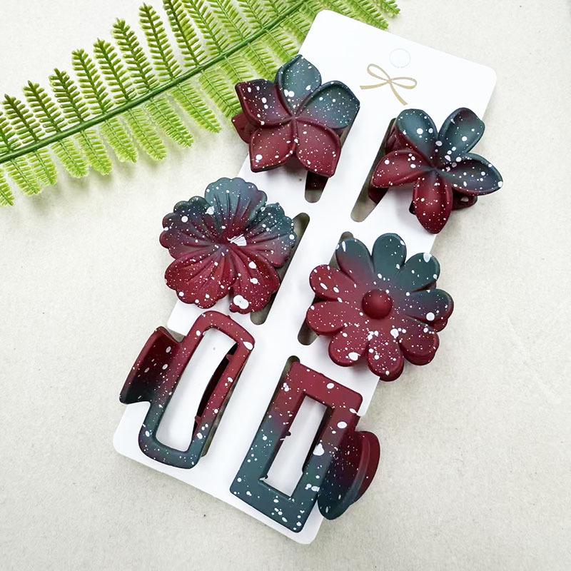 European & American 4CM Frangipani Claw Clip Hairpin - Fashionable Vacation Floral Accessory.