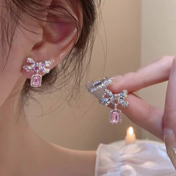 Pink Zircon Bow Ear Clip: Luxurious & Elegant Earrings for Non-Pierced Ears