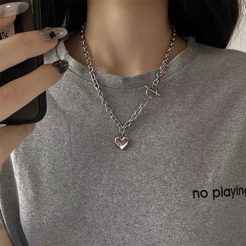 New Internet celebrities with the same simple retro love peach heart necklace earth cool dancing cold wind necklace female