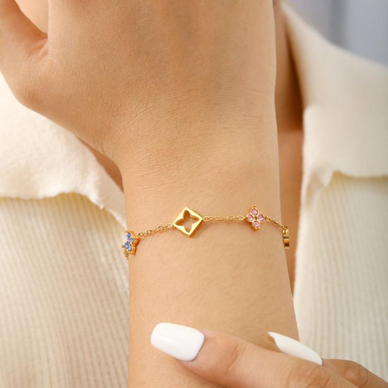 Four-leaf Clover Bracelet Elegant and Sophisticated Square Diamond Flower Titanium Steel Women's Bracelet