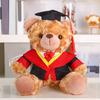Plyšový medvídek absolvent 2025 s talárem, čepicí a střapcem, roztomilý hnědý absolvent